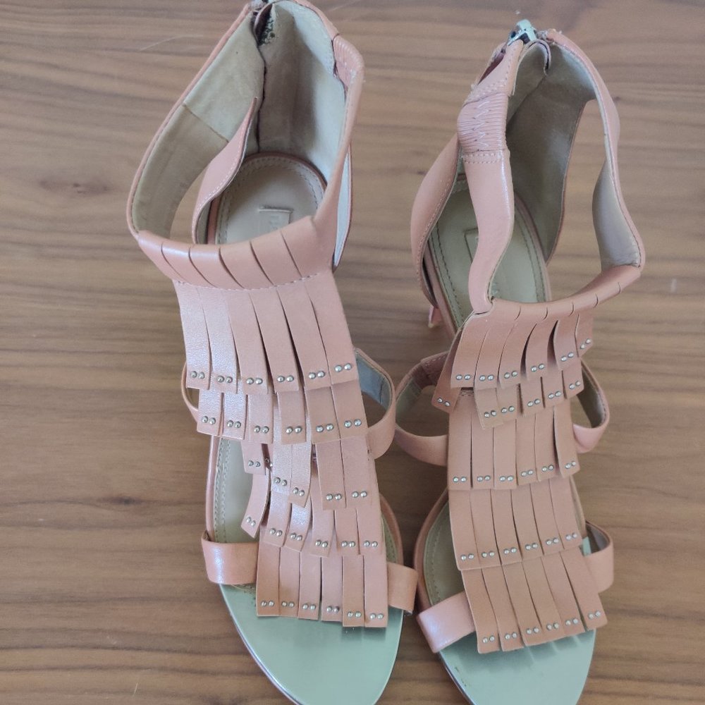BCBGMaxAzria Ma-Leigh 3” blush leather heels w silver studded kilts. Size 8